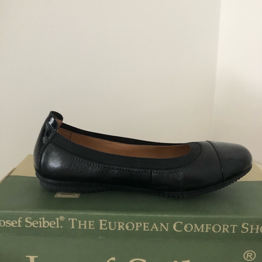 Black Ballet Flats